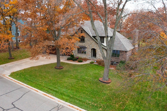 view of front facade featuring a front lawn