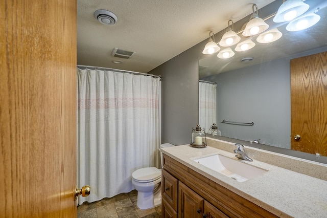 full bath with toilet, vanity, a textured ceiling, and curtained shower