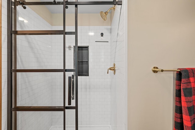 bathroom featuring tiled shower