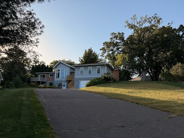 view of front facade featuring a front yard and a garage