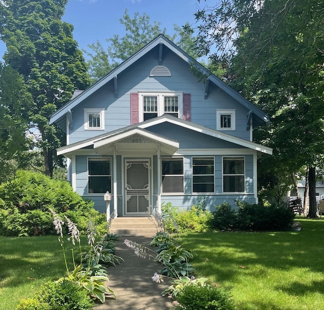 view of front of property with a front lawn