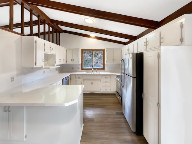 kitchen featuring lofted ceiling with beams, stainless steel appliances, sink, kitchen peninsula, and dark wood-type flooring