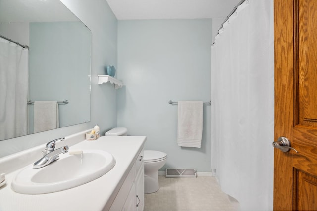 full bath featuring vanity, toilet, baseboards, and visible vents