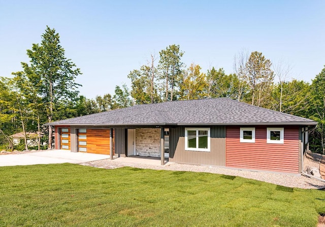 view of front of property featuring a front yard