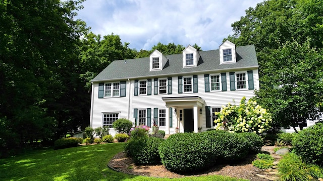 colonial inspired home featuring a front yard