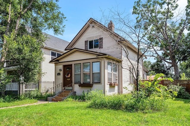 view of front facade with a front yard