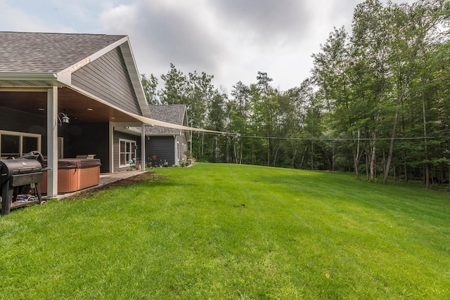 view of yard with a hot tub