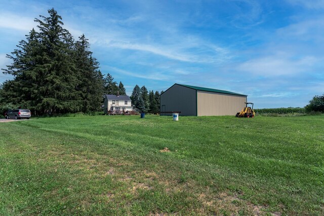 view of yard with an outdoor structure