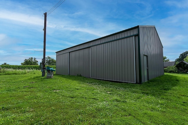 view of outdoor structure featuring a yard