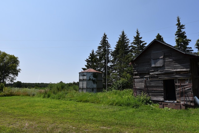 view of yard featuring an outdoor structure