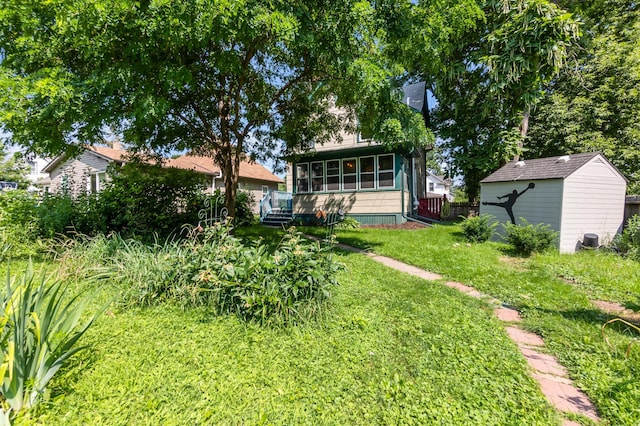 view of yard featuring a storage shed