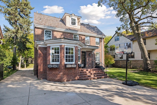 view of front of house featuring a front lawn