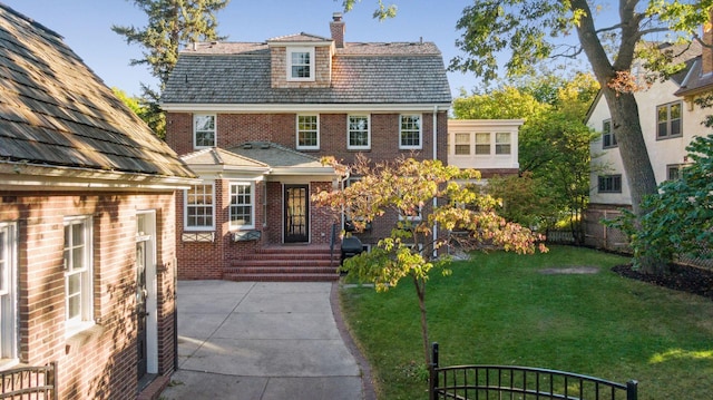 view of front of property featuring a patio area and a front yard