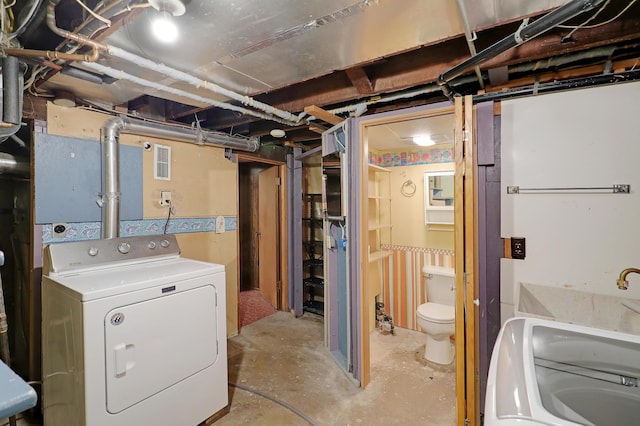 basement featuring washer / dryer