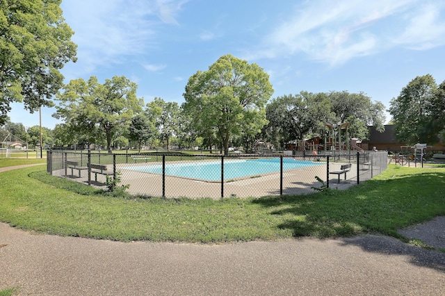 view of swimming pool featuring a lawn