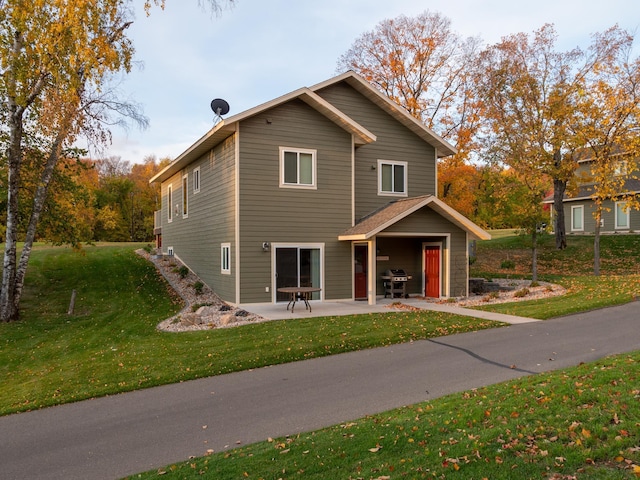 view of front of property featuring a patio and a front lawn