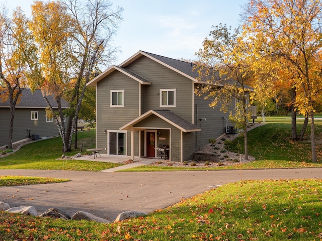 view of front of property featuring a front lawn