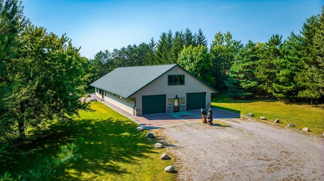 view of front facade featuring a front yard and a garage