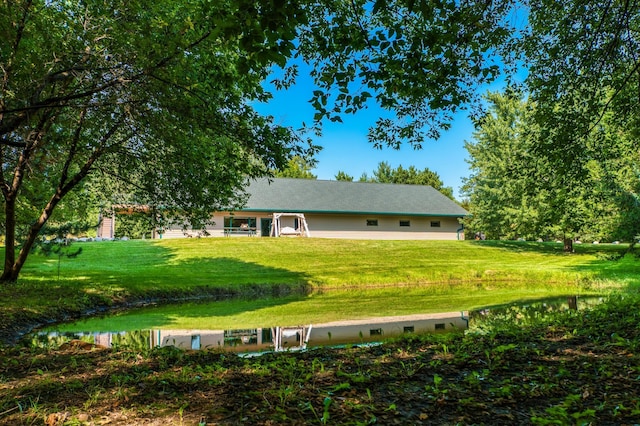 back of house featuring a lawn