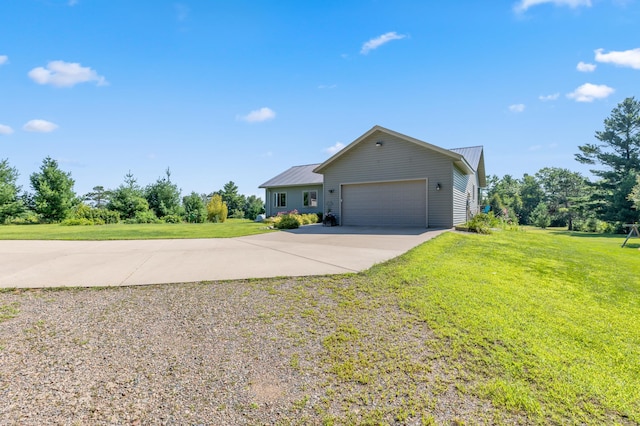 view of front of home featuring a front lawn and a garage