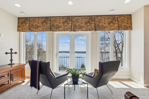 living area featuring a healthy amount of sunlight, baseboards, recessed lighting, and light colored carpet