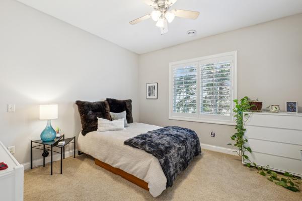 bedroom featuring carpet floors, baseboards, and ceiling fan