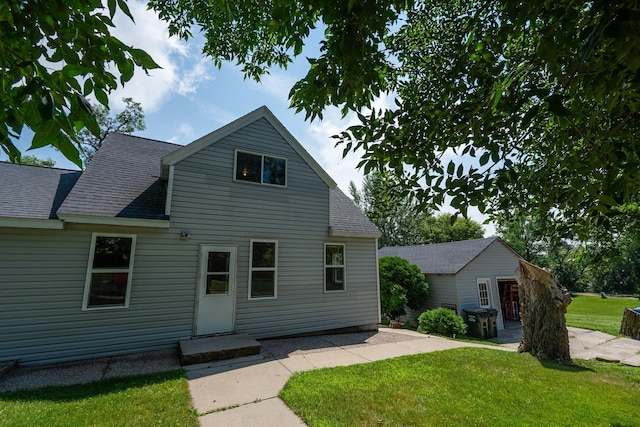 view of front of property featuring a front yard