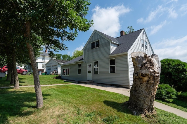 view of front facade featuring a front lawn