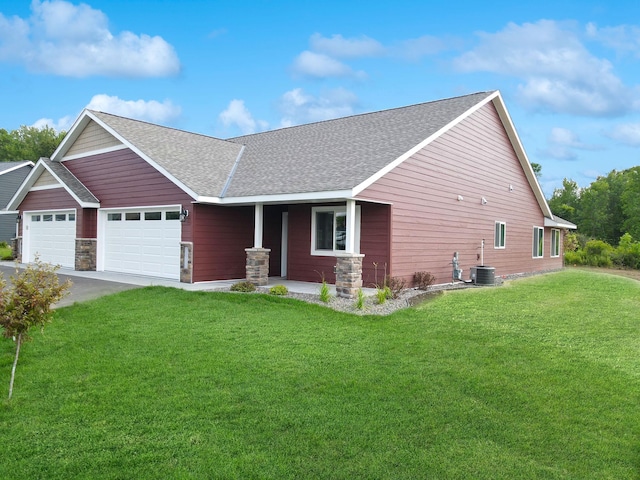 view of front of home featuring cooling unit, a garage, and a front lawn