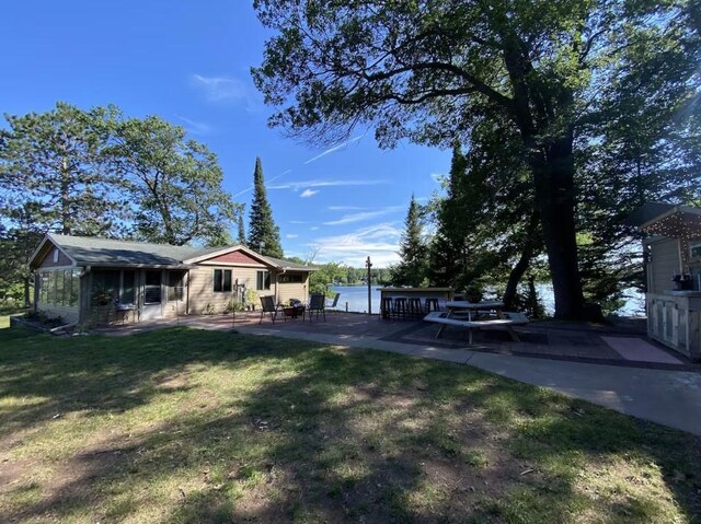 view of front of house featuring a front lawn