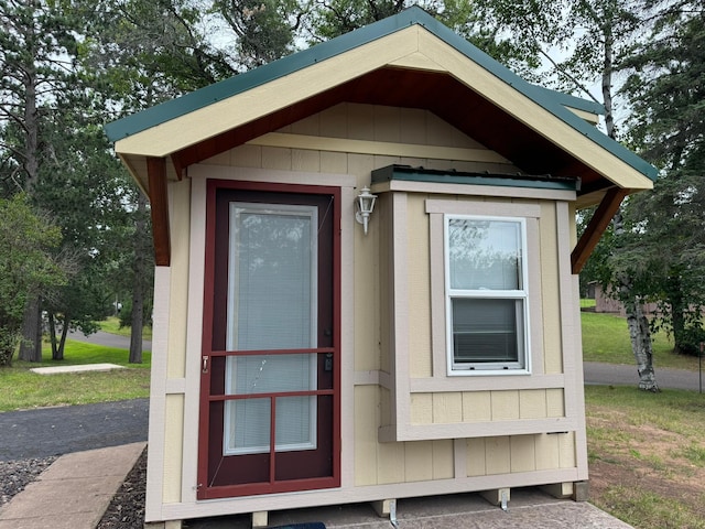 view of outdoor structure with a yard