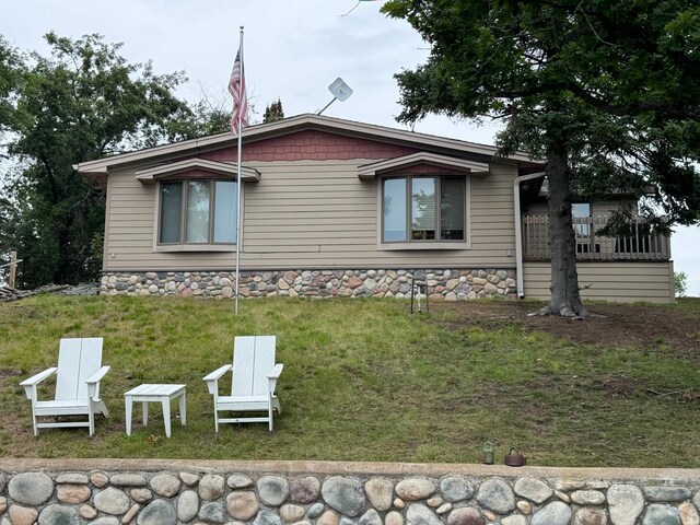 back of house featuring a lawn