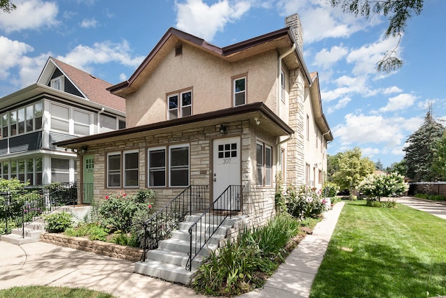 view of front of house featuring a front lawn