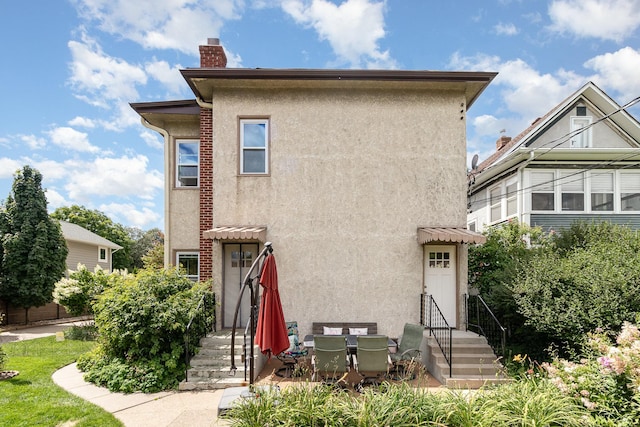 view of front of house featuring a patio