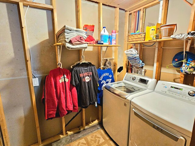 laundry area with independent washer and dryer and light parquet flooring