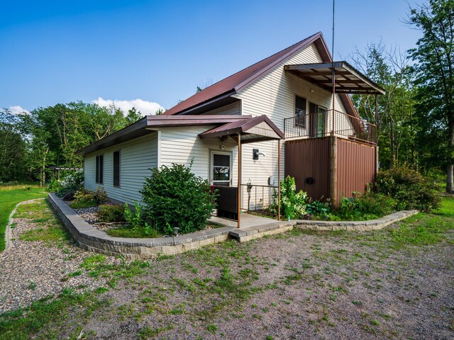 view of front of home featuring a balcony