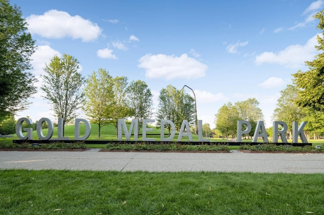 view of property's community featuring a lawn