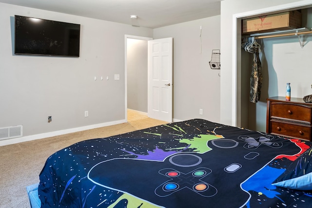 bedroom featuring baseboards, carpet floors, visible vents, and a closet
