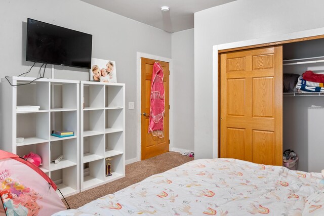 bedroom featuring carpet flooring and a closet