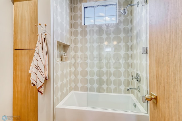 bathroom with enclosed tub / shower combo