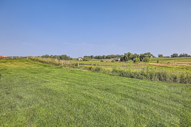 view of yard featuring a rural view