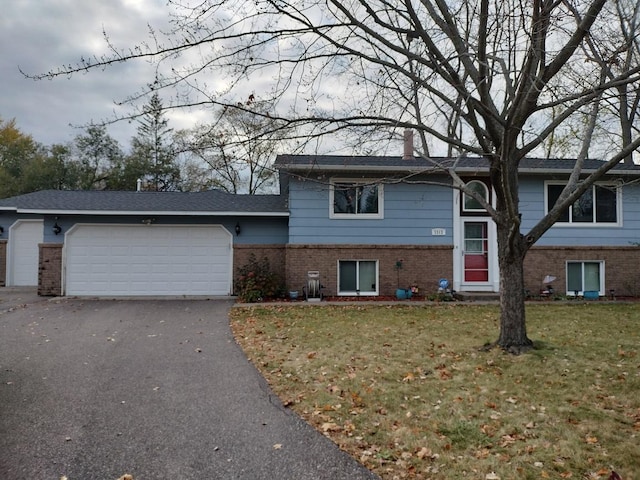 view of front facade featuring a garage and a front yard