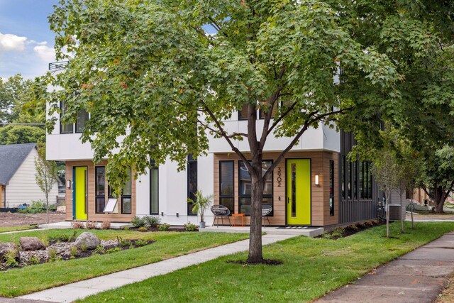 view of front of home with a front lawn