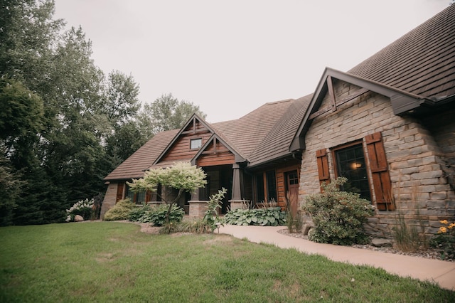 view of front of property featuring a front lawn