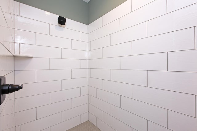 bathroom featuring a tile shower