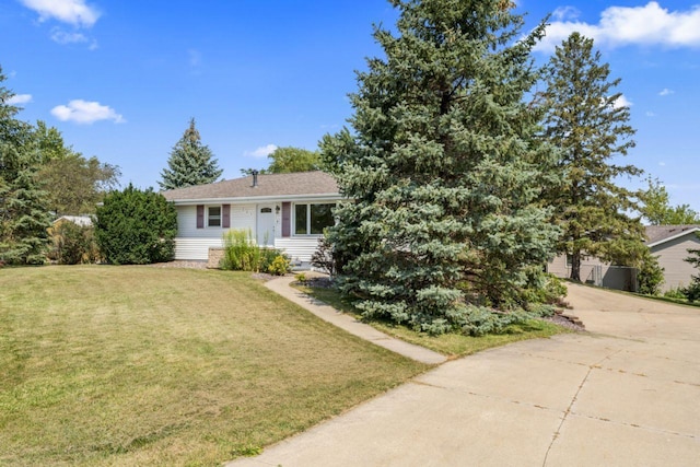 view of front of home featuring a front lawn