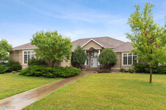 view of front facade featuring a front yard