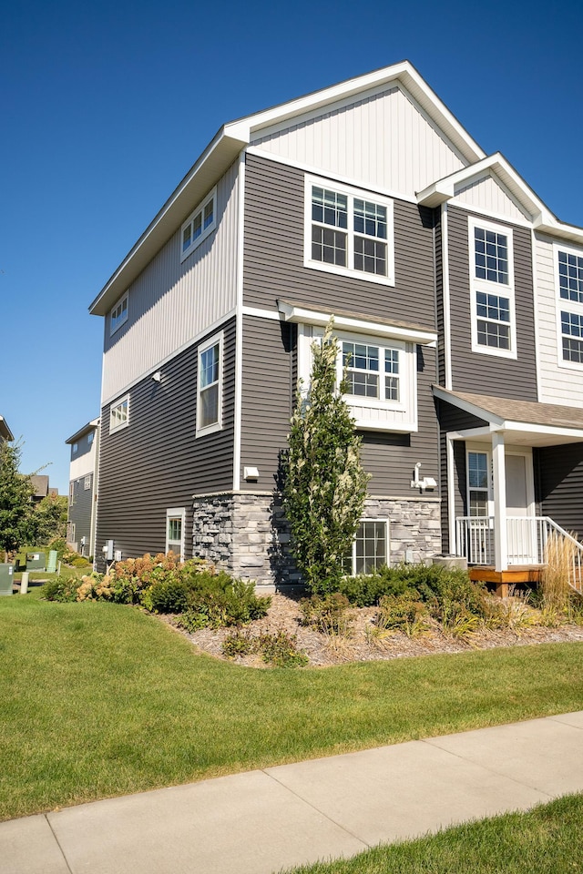 view of front of house with a front yard