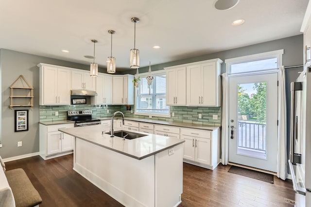 kitchen featuring stainless steel electric stove, tasteful backsplash, sink, and dark wood-type flooring