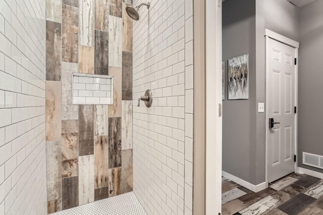 bathroom featuring a tile shower